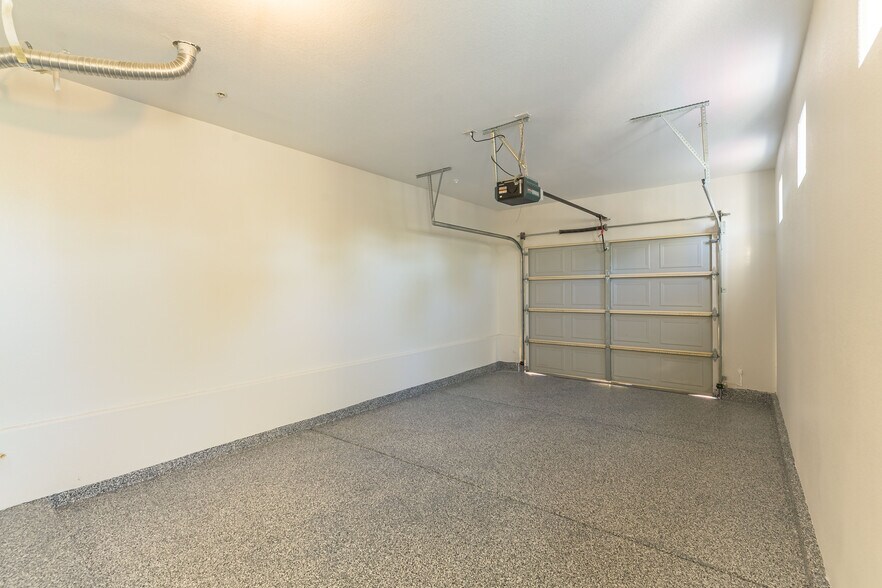 Building Photo - 5855 Valley Dr