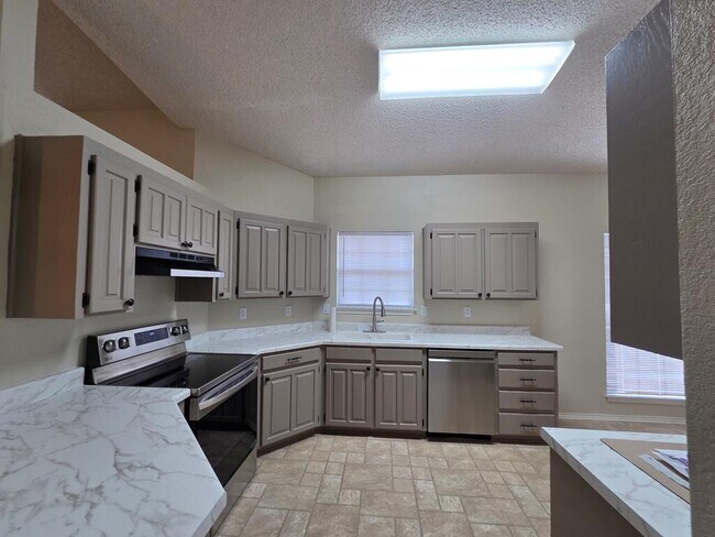 Building Photo - 445 Florian Dr