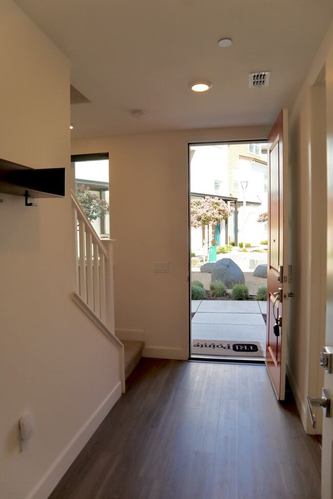 Building Photo - Gorgeous 3-story Townhome Available for Rent! Cherry-Guardino Neighborhood