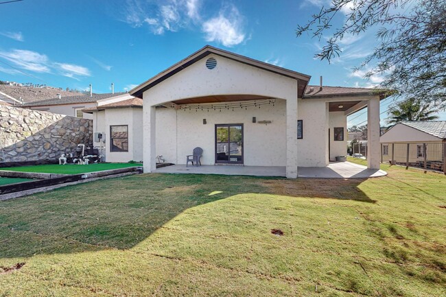 Building Photo - Gorgeous 3 bedrom, 2.5 bath home in West E...