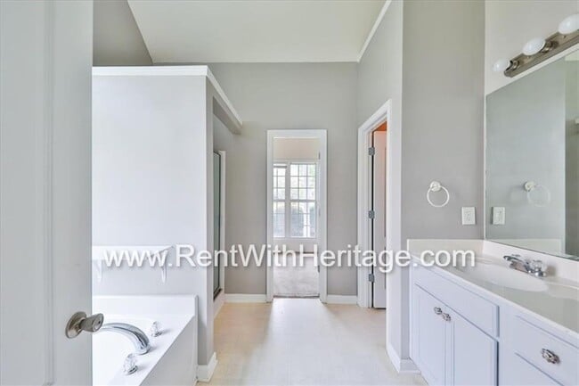 Building Photo - Gorgeous 4bd/ 2.5 Bath / Attention to Deta...