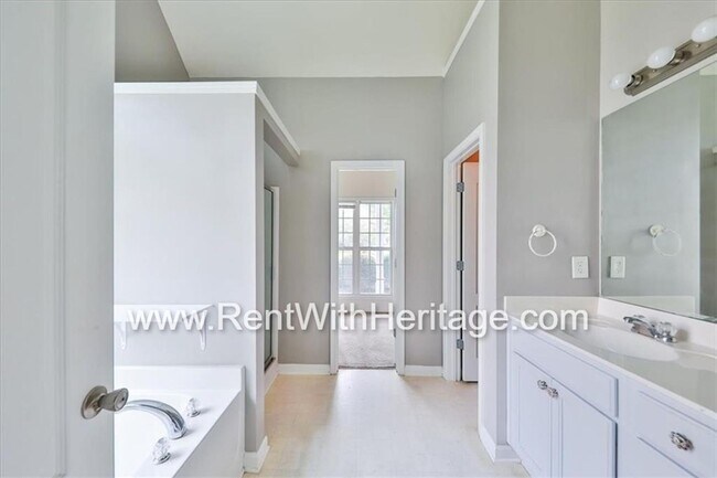 Building Photo - Gorgeous 4bd/ 2.5 Bath / Attention to Detail / Popular Menlow Station / Swim/ Tennis/ Direct Acce...