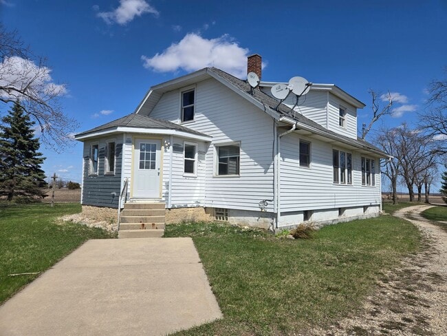 Building Photo - Large 4 Bedroom Farmhouse