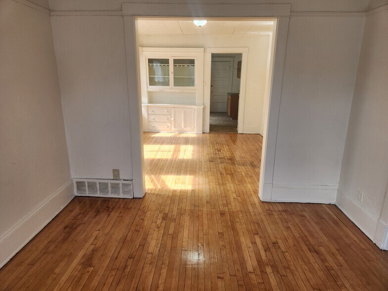 Building Photo - 3127 N Bartlett Ave