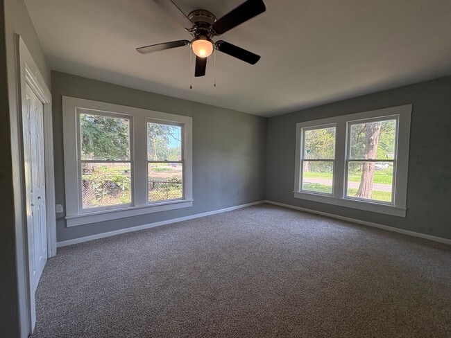 Building Photo - Amazing 4 bedroom/1 bath home with Central Air & Heat!