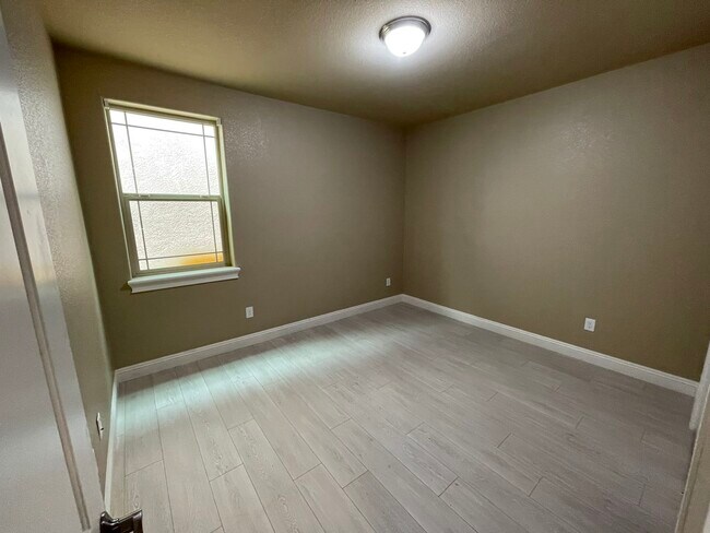 Building Photo - 691 Addison Ln