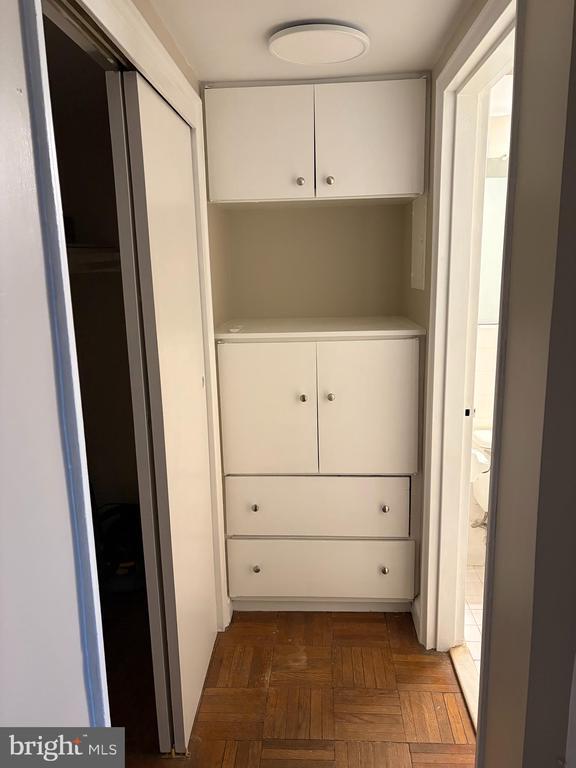 Building Photo - 1575 N Colonial Terrace