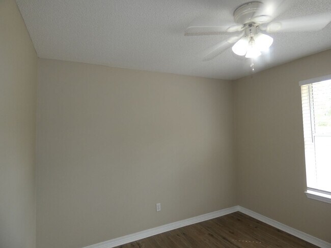 Building Photo - Spacious 3-Bedroom Home - Half Acre Lot