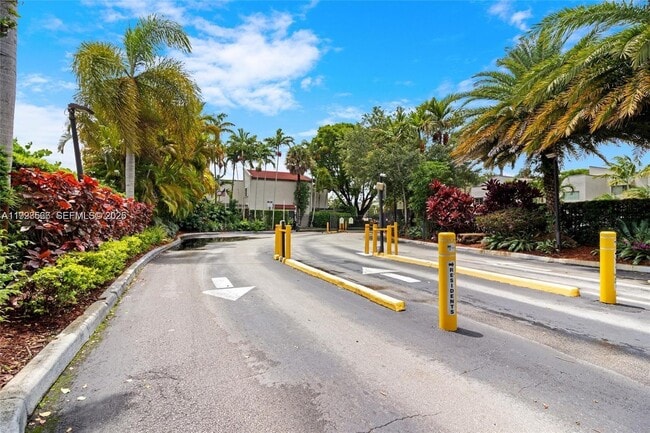 Building Photo - 4714 SW 67th Ave