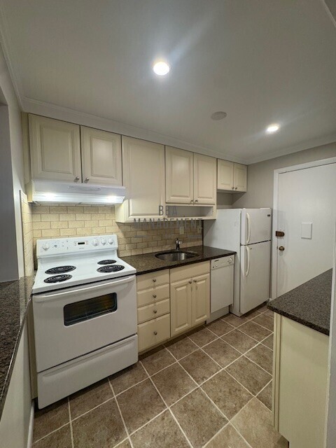 Building Photo - 28 Brentwood St