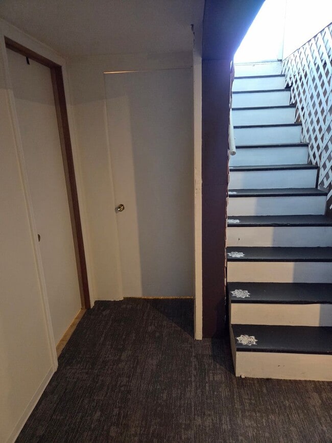 Building Photo - Furnished 1 Bedroom 1 Bath Basement Unit-No Pets-Single Occupancy -NO SMOKING