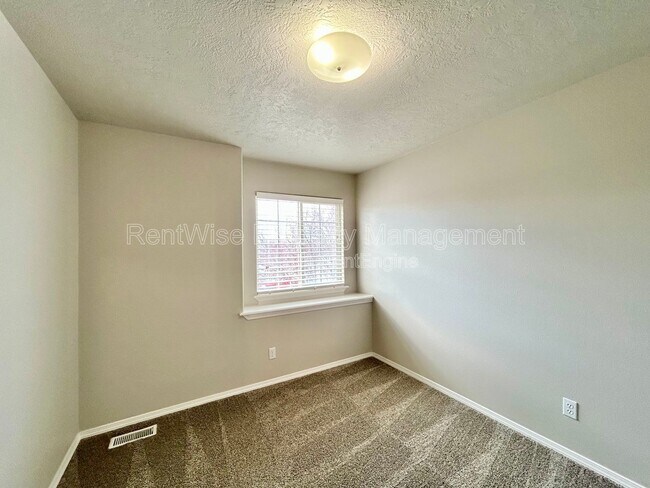 Building Photo - 668 N Quarter Moon Ave