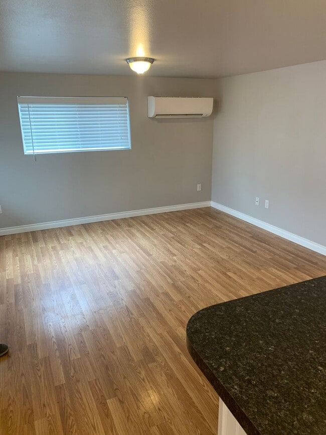 Building Photo - Adorable Two Bedroom One Bath on Cul De Sa...