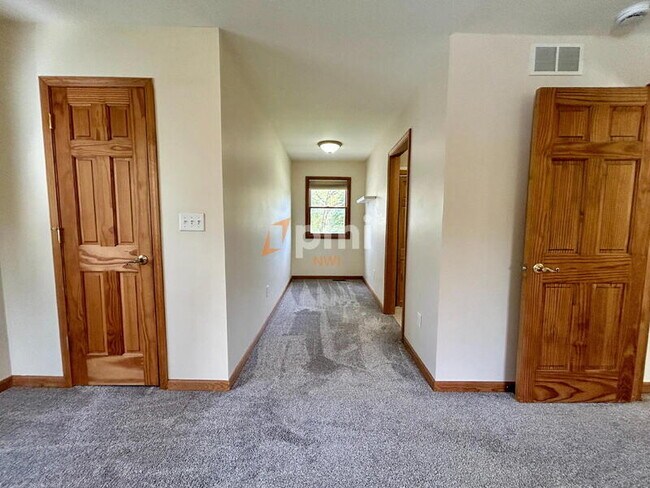 Building Photo - 5107 White Oak Terrace
