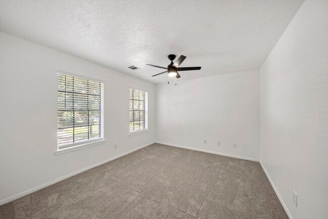 Building Photo - 2406 Parkwood Ln