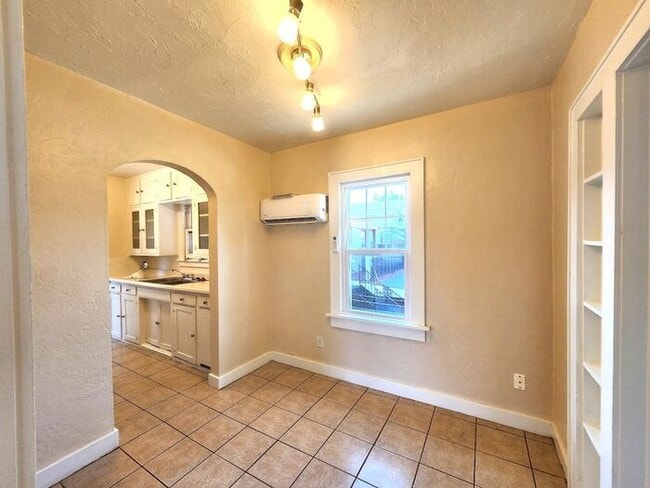 Building Photo - 1 Bed 1 Bath Upstairs Garage Apt in the Mi...