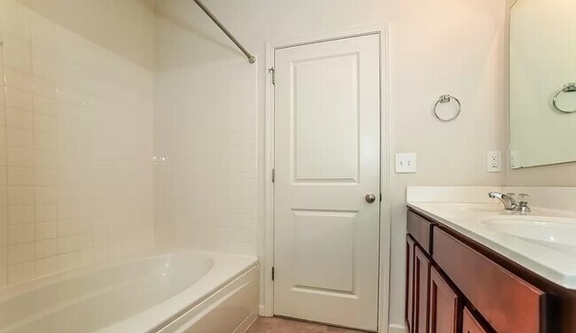 Building Photo - 15268 Royal Grove Dr