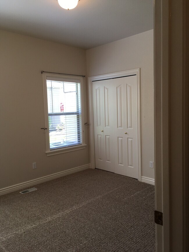 Building Photo - 576 E Riverchase Way