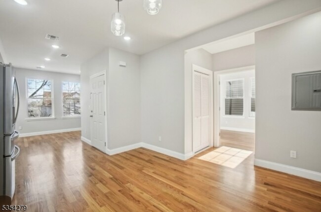 Building Photo - 81 N Grove St