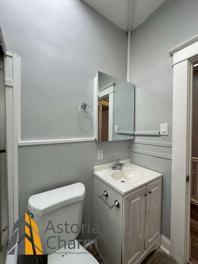 Building Photo - 4 Bedroom or 3 Bedroom with Den Home with First Floor Bedroom on Homestead Street