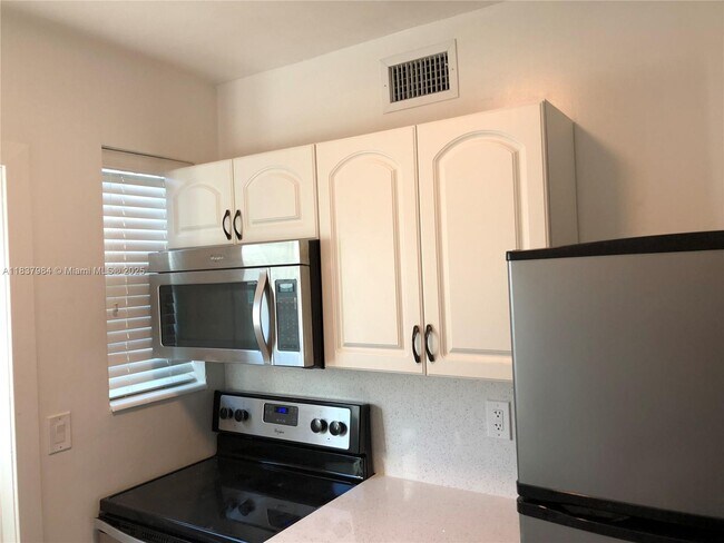 Building Photo - 8227 Crespi Blvd