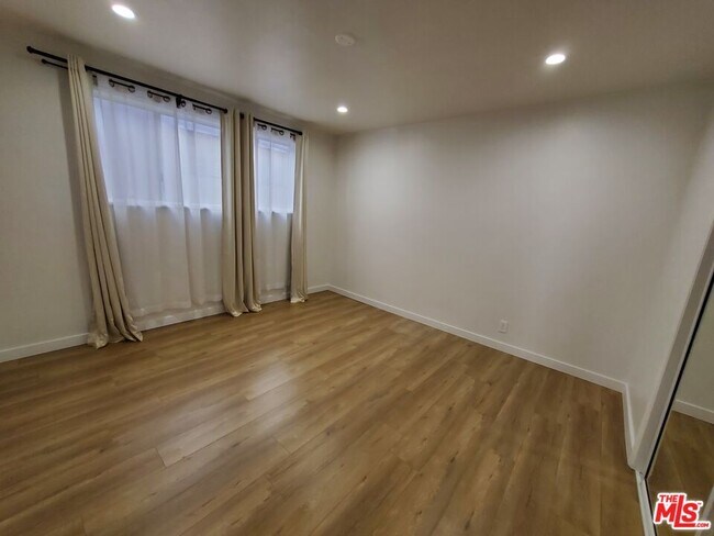 Building Photo - 450 Rexford Dr