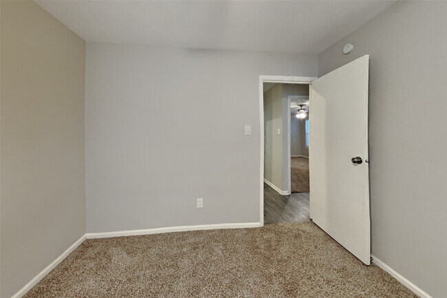Building Photo - 31 S White Pebble Ct