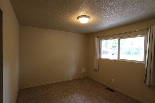 Building Photo - MOVE IN READY! Spacious 4-Bedroom Coconino...