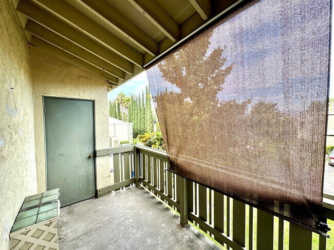 Building Photo - Great 1B/1BA Condo in Gated Community in E...