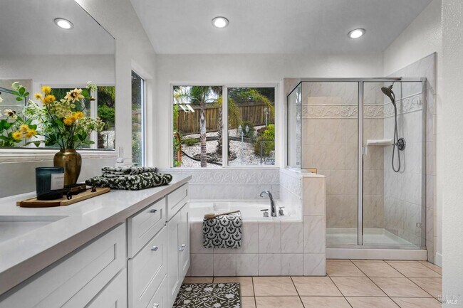 Building Photo - Luxury Living in Fountaingrove