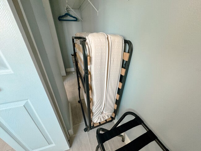 Building Photo - Breathtaking Lower PH Beachfront 2/2 Condo