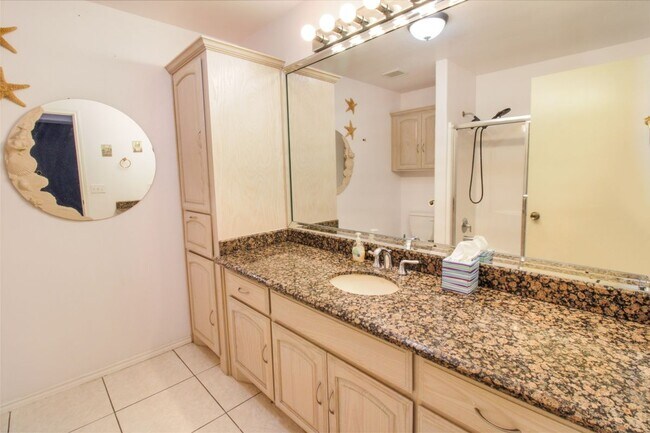 Building Photo - 715 Lake View Dr