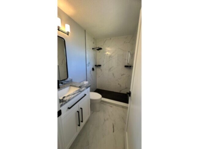 Building Photo - Recently Remodeled, Available Now!