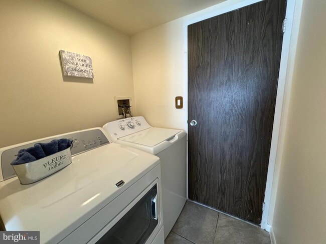 Building Photo - 6924 Hanover Pkwy