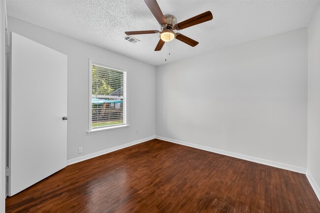 Building Photo - 7021 Oleander Ln