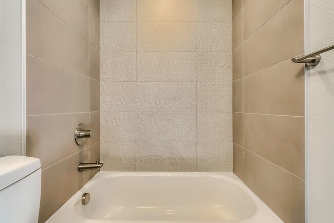 Building Photo - 3 bedroom Townhome + 2 Large Flex Spaces &...