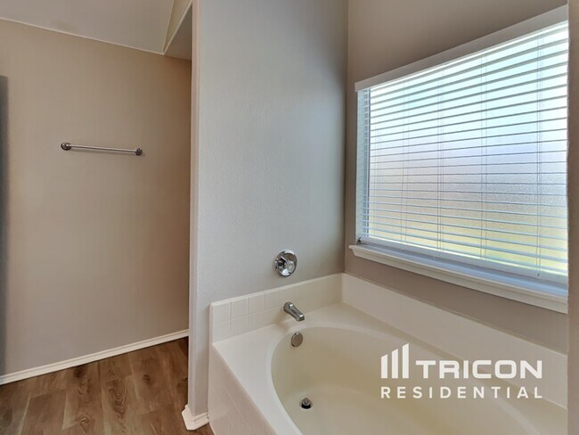 Building Photo - 6701 Fairglen Dr