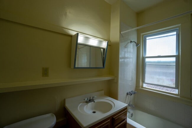 Building Photo - Bright 4 Bedroom Flat With Off Street Park...