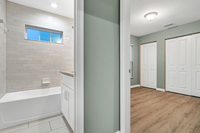 Building Photo - Charming Bungalow Across from Love Park – ...