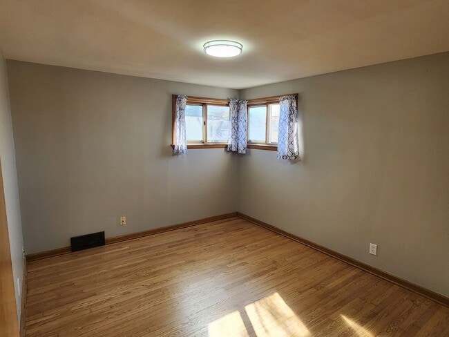 Building Photo - 2 bedroom upper