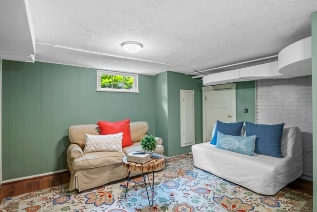 Building Photo - 24 Hereford Rd