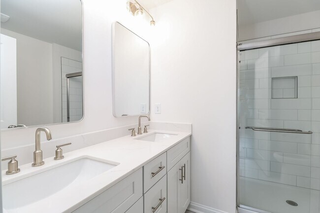 Building Photo - Beautiful 3BR 3.5BA Townhome w/ Full Appliance Kitchen - Garage Parking in West End