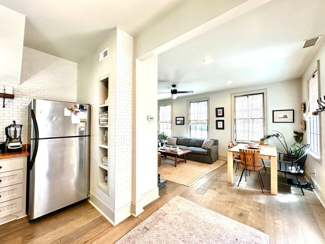 Building Photo - 3 Bedroom 2.5 Bath House in the hip Elliot...