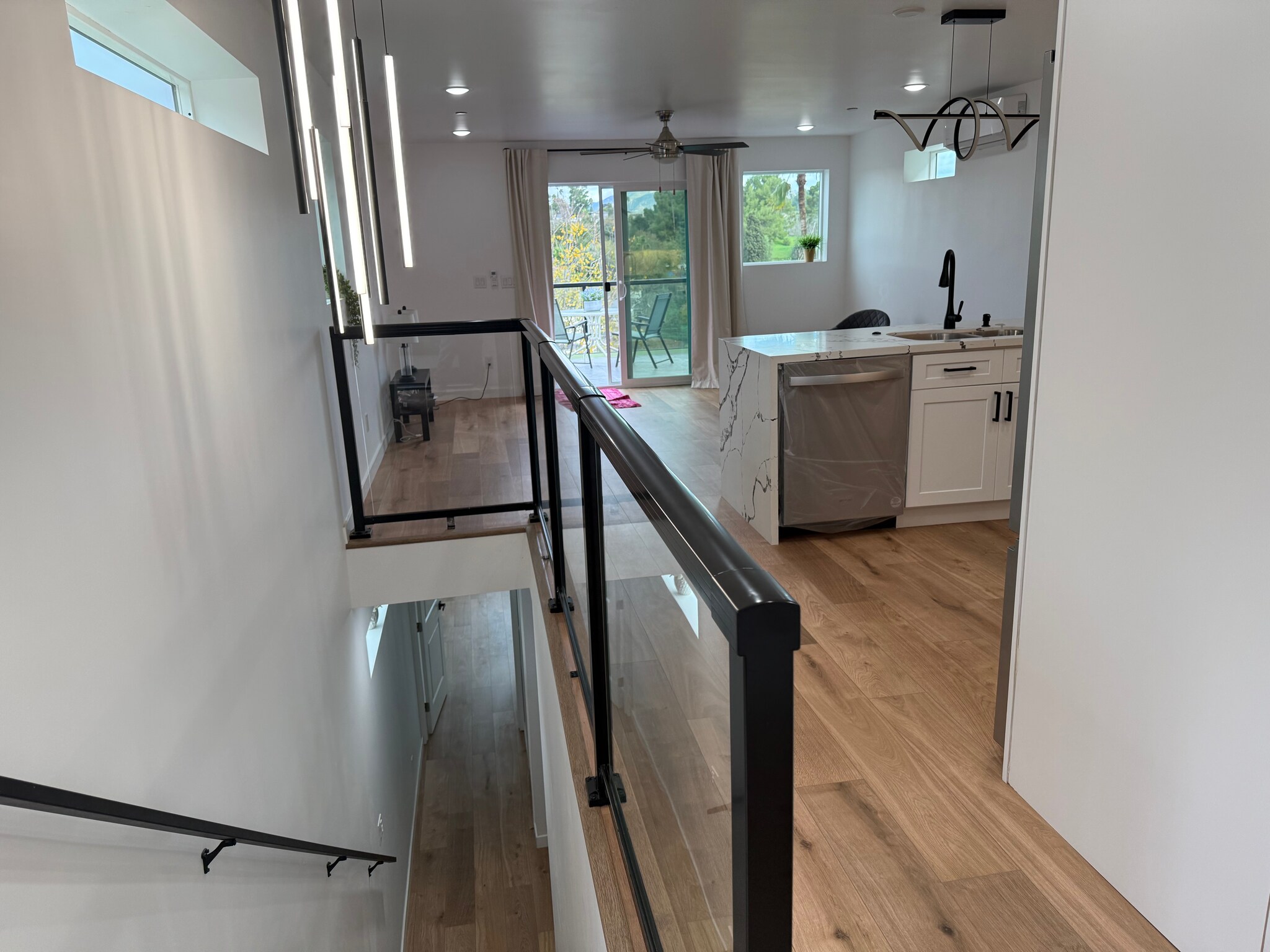 another view showing open concept - 4253 Raynol St