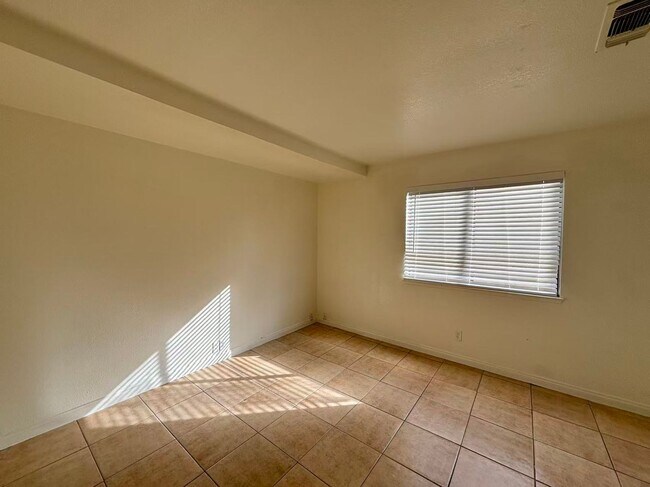 Building Photo - Beautiful one-story single-family home