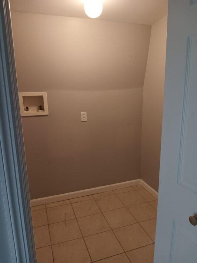 Building Photo - Beautiful 3 Bedroom, 2.1 Bath Home in Trenton!