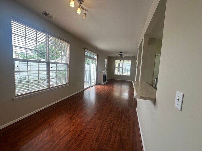 Building Photo - Beautiful townhouse style condo in Ridgely Manor - App Pending!