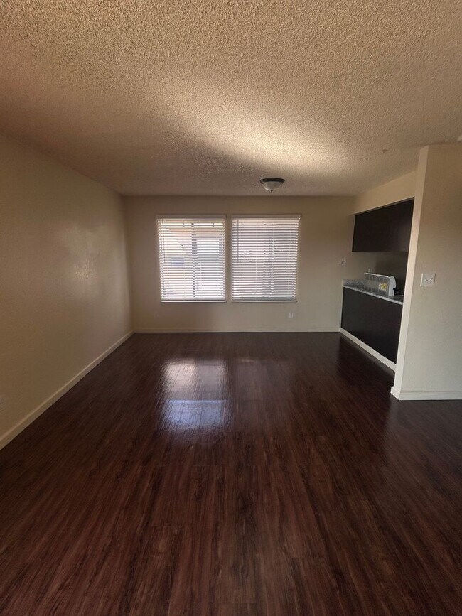 Building Photo - Downstairs Apartment Available in Visalia Now!