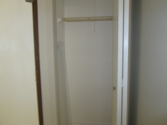 Building Photo - 557 E Shag Bark Ln
