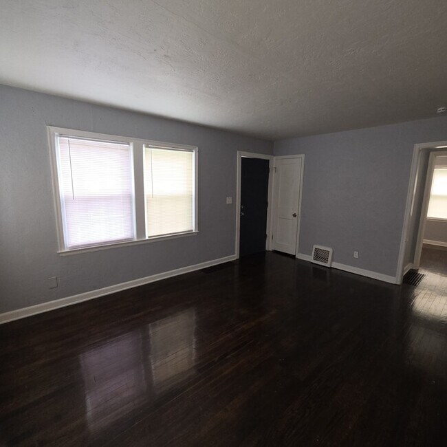 Building Photo - Cozy 3 bedrooms and 1 bath home located on Brooklane St in Raytown, MO.